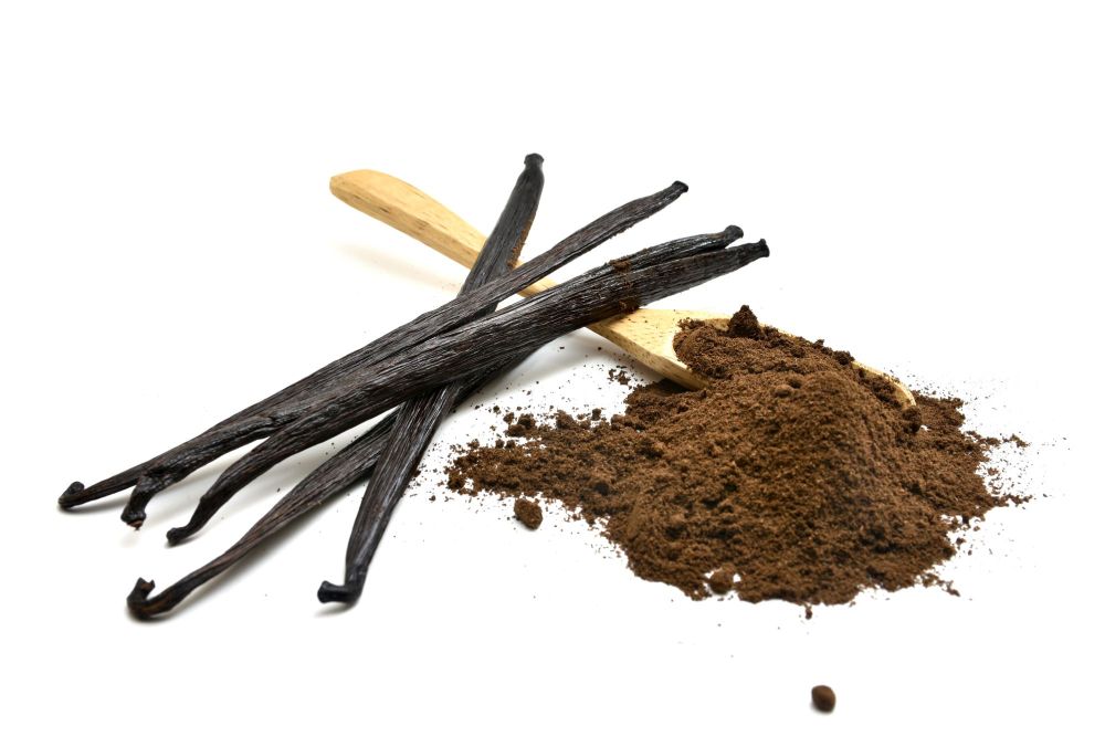 Bourbon Vanilleschoten mit echtem Bourbon Vanillepulver und einem Holzlöffel