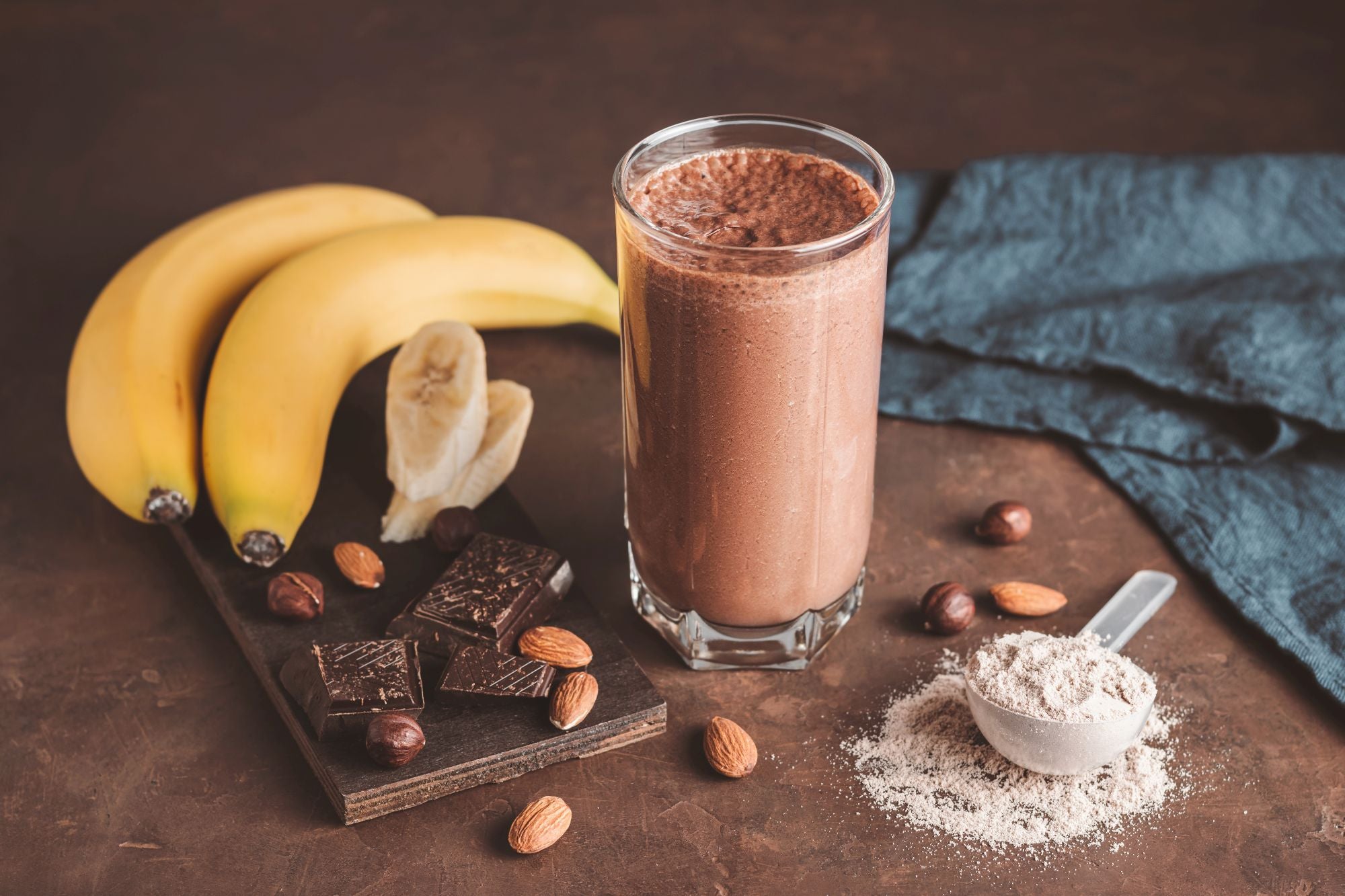 Natürlicher Proteinshake mit Eiweißpulver, Kakao und Bananen